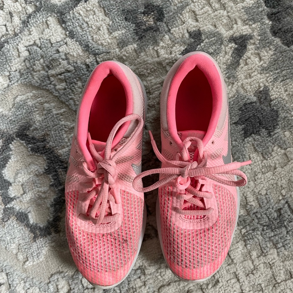 Youth pink Nike sneakers size 4 - Picture 5 of 6